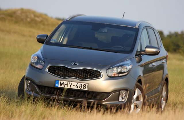 Kéne egy jó kormány. Kia Carens teszt