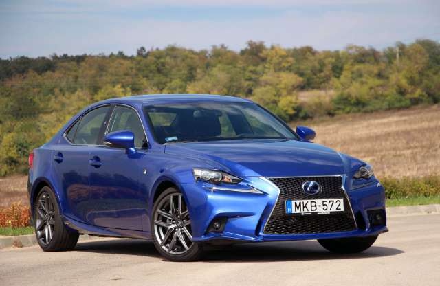 Csak ússzam meg a gyorshajtási bírságot! Lexus IS 300h teszt