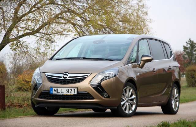 Magyar motor, nagy tér, szerény étvágy: Opel Zafira Tourer teszt