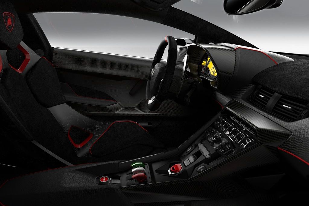 LAMBORGHINI AVENTADOR