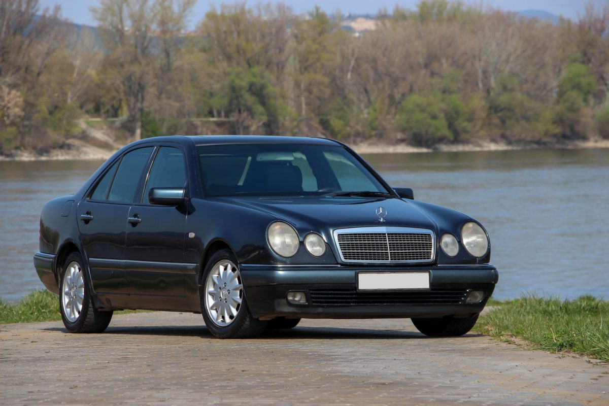 MERCEDES-BENZ E 220