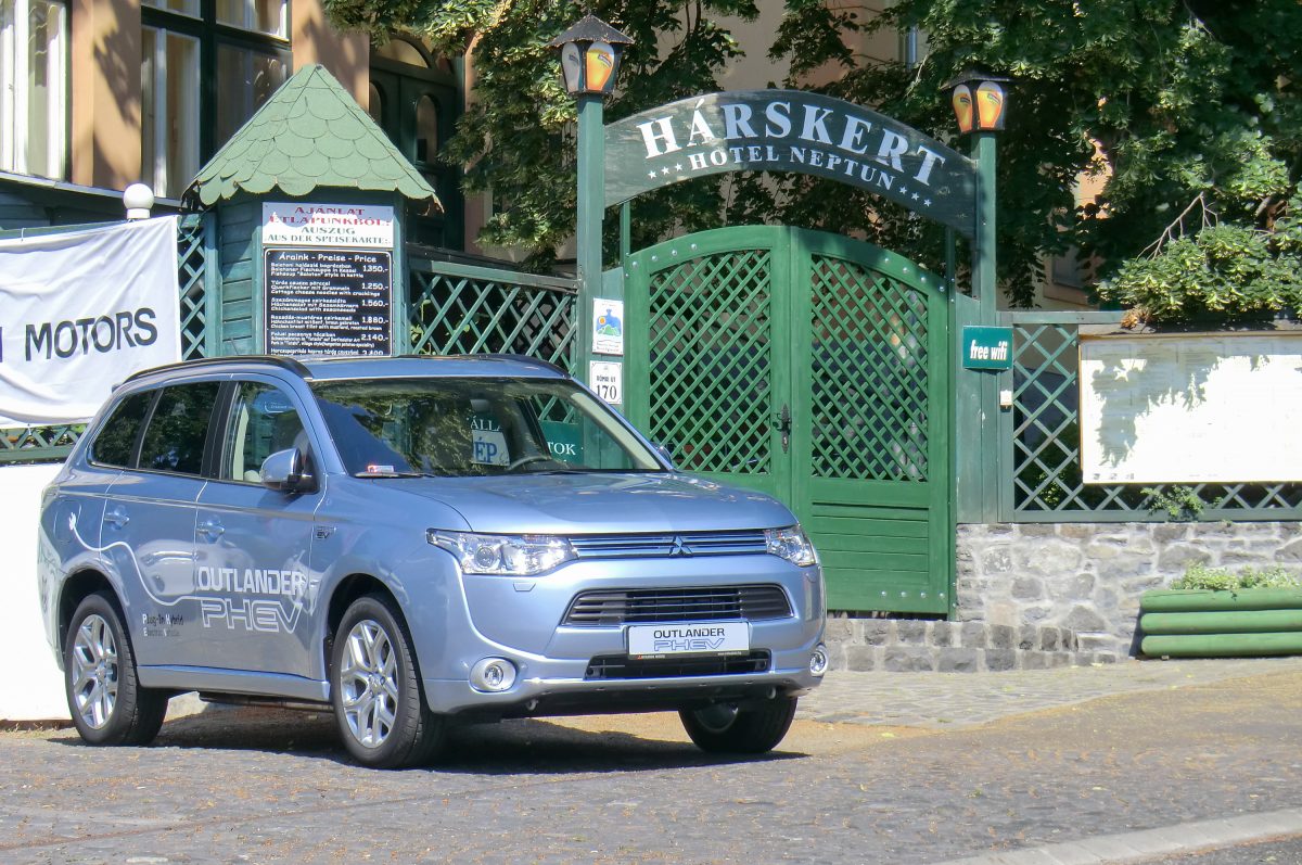 MITSUBISHI OUTLANDER