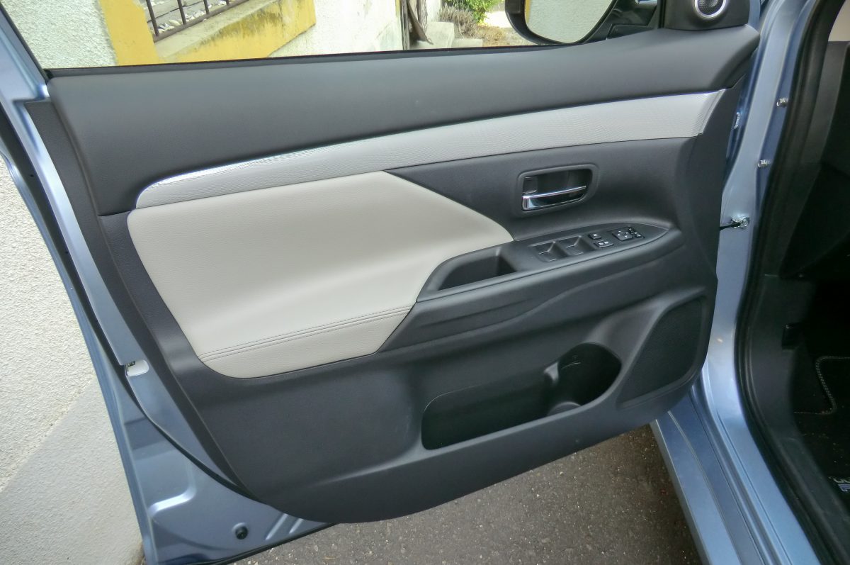 MITSUBISHI OUTLANDER