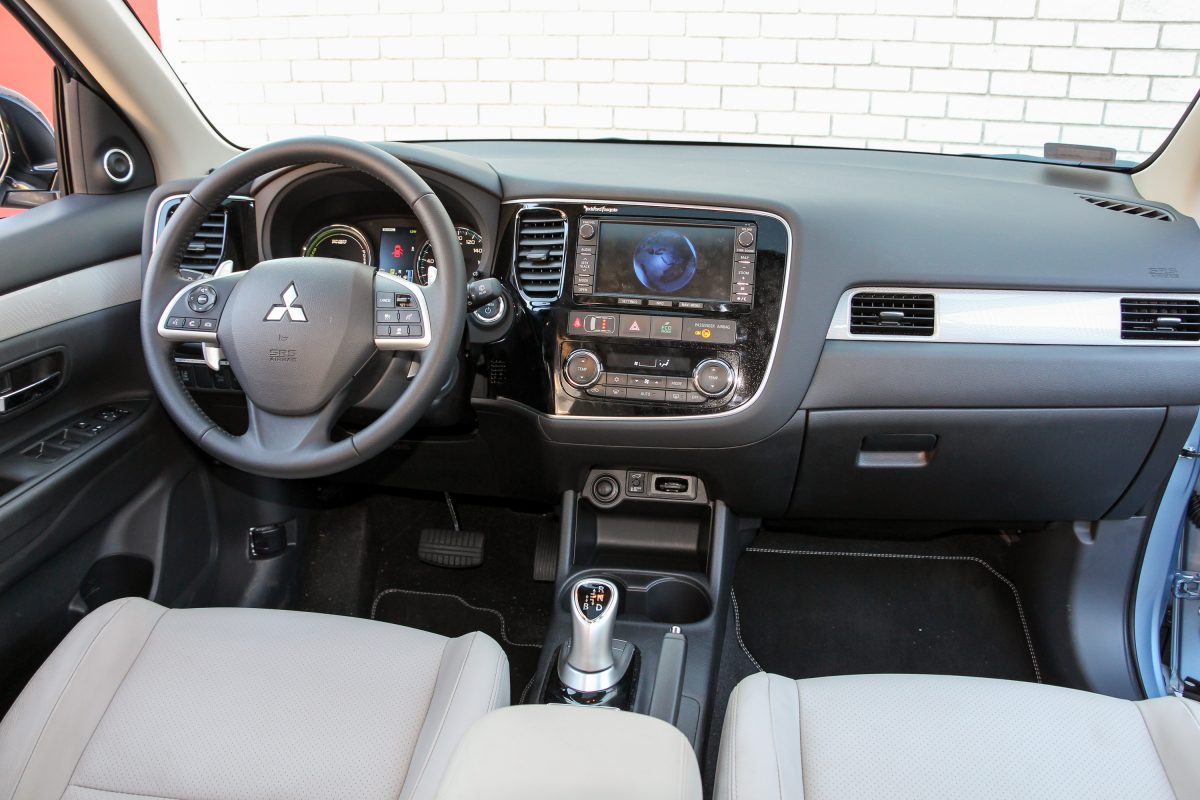 MITSUBISHI OUTLANDER