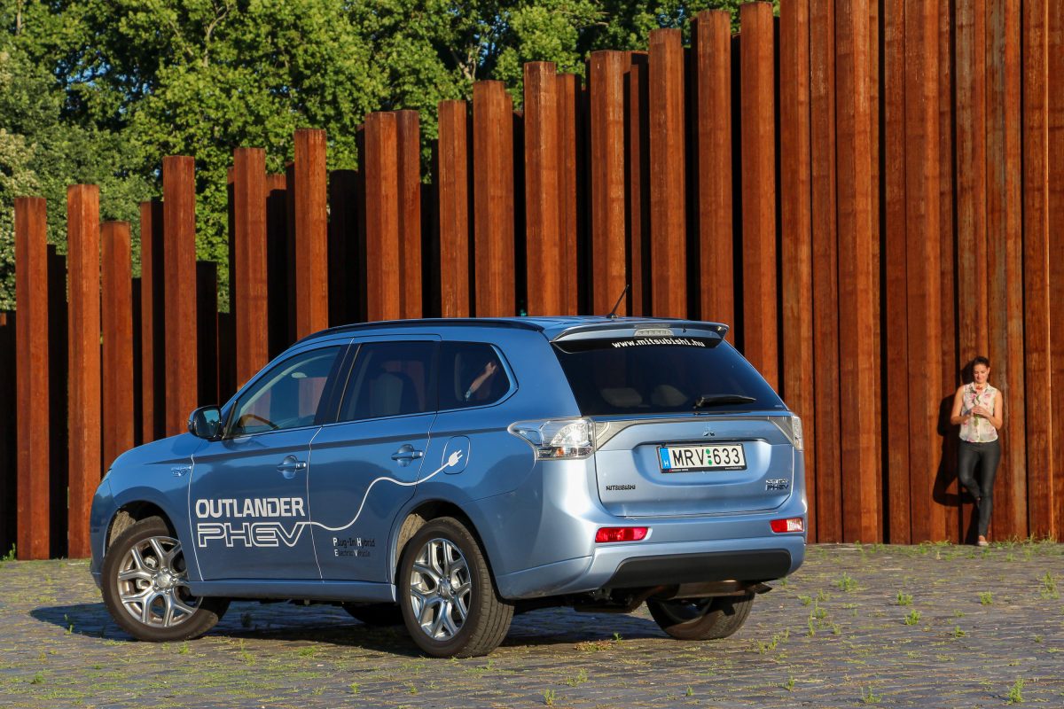 MITSUBISHI OUTLANDER