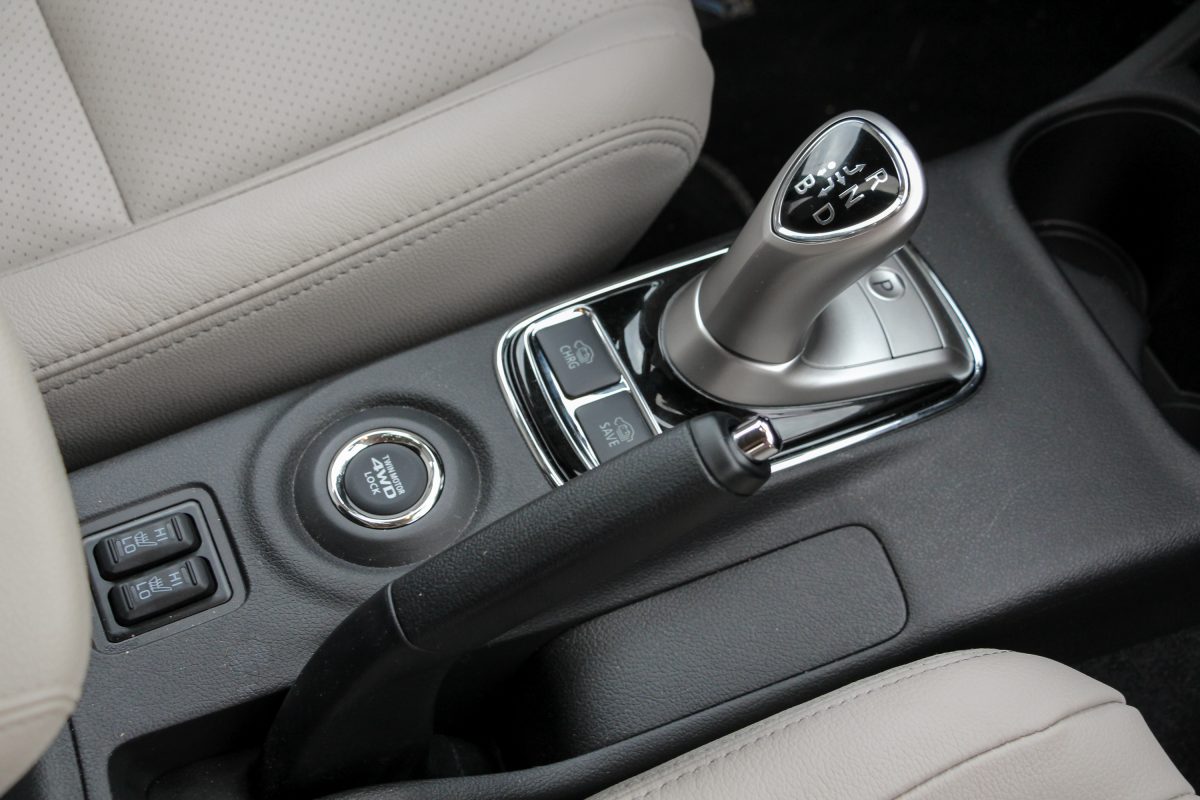 MITSUBISHI OUTLANDER